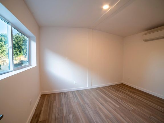 2nd image of 13941 Barrymore St