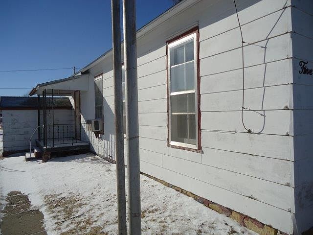1st image of 505 E 9th St