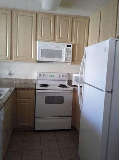 Kitchen w/ Granite, Bfast