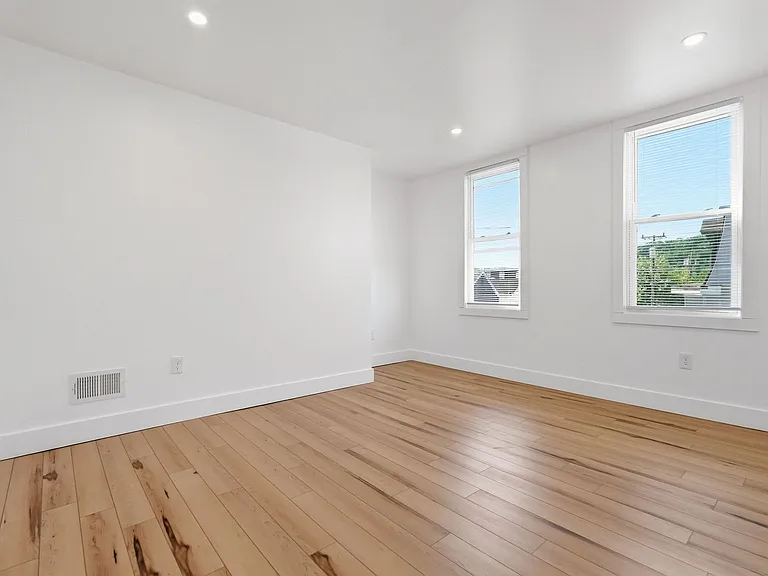 218 11th St — Photo 24