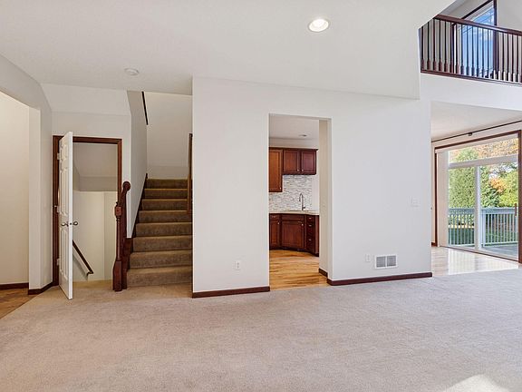 5th image of 528 Sutherland Dr