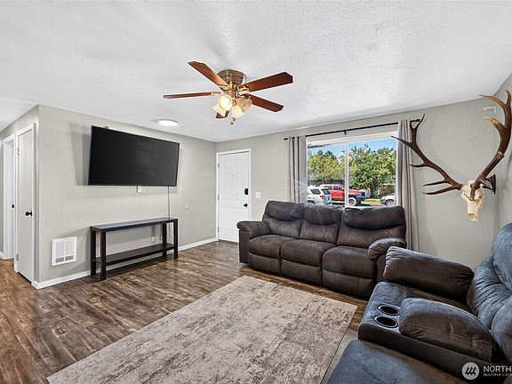 3rd image of 405 Johnson ST