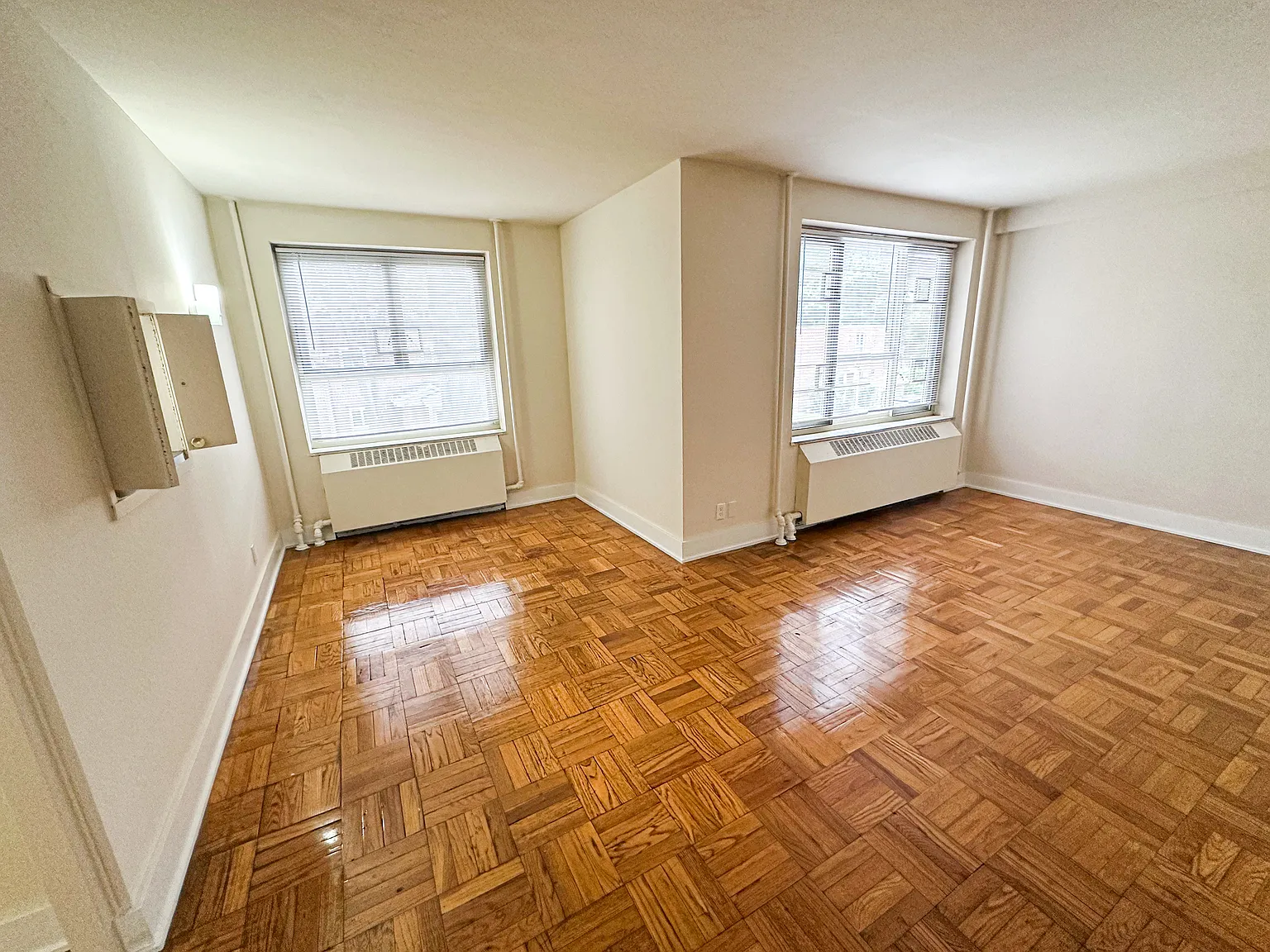 2 bed, 1000 sqft, $2,725 — Photo 2
