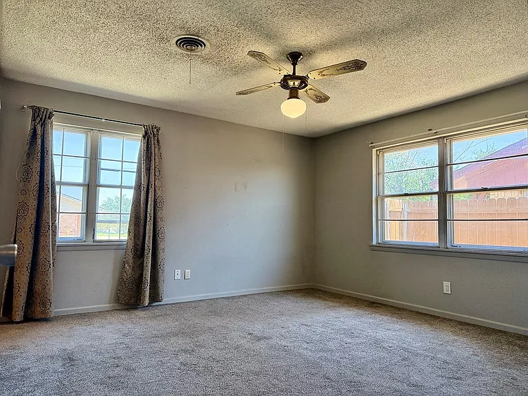112 S Eisenhower Dr — Photo 9
