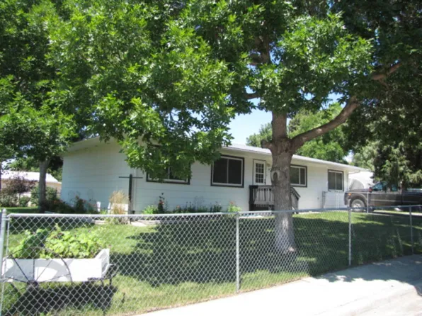 138 6th Ave, Newcastle, WY 82701