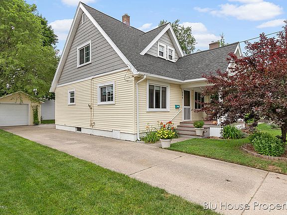 2nd image of 944 Oaklawn St NE