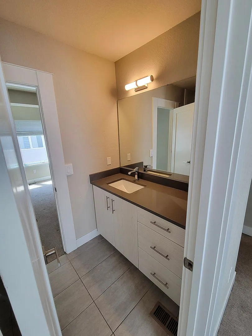 Beautiful 3 Bed 2 Bath Townhome Near Sloans — Photo 2
