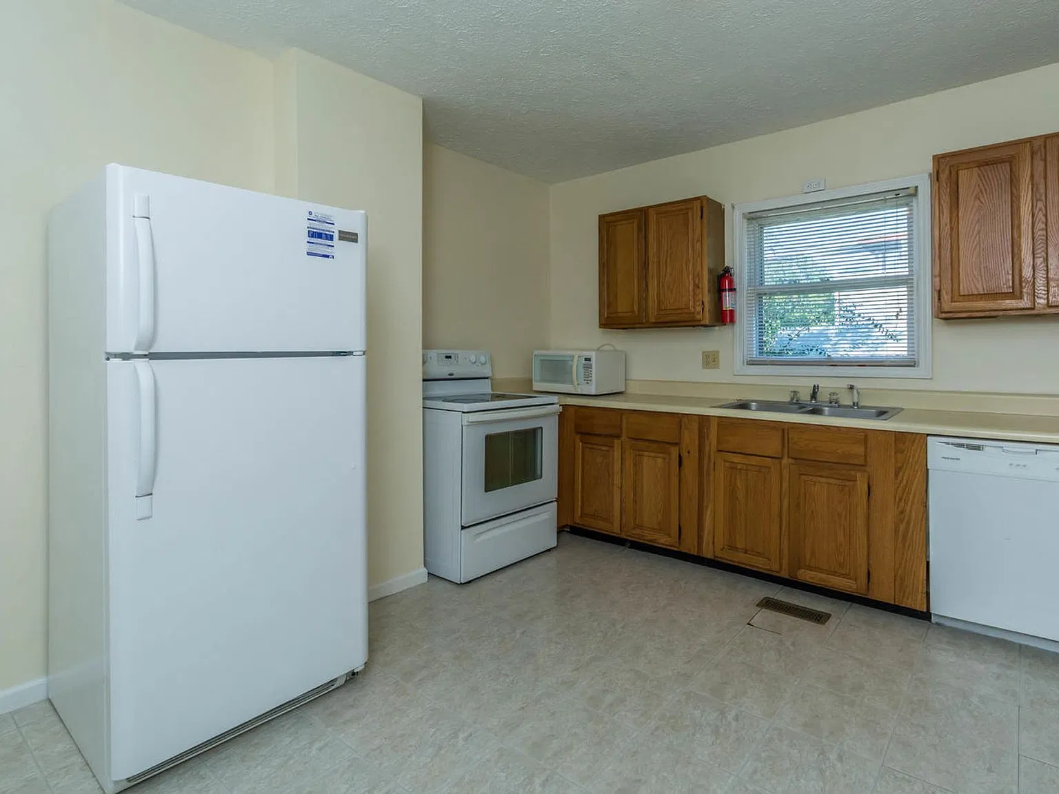 4 Bed House Available for 2027! — Photo 3