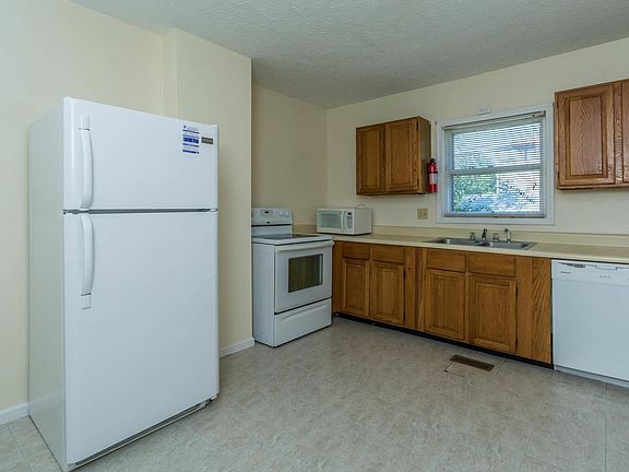 3rd image of 113 E 15th St