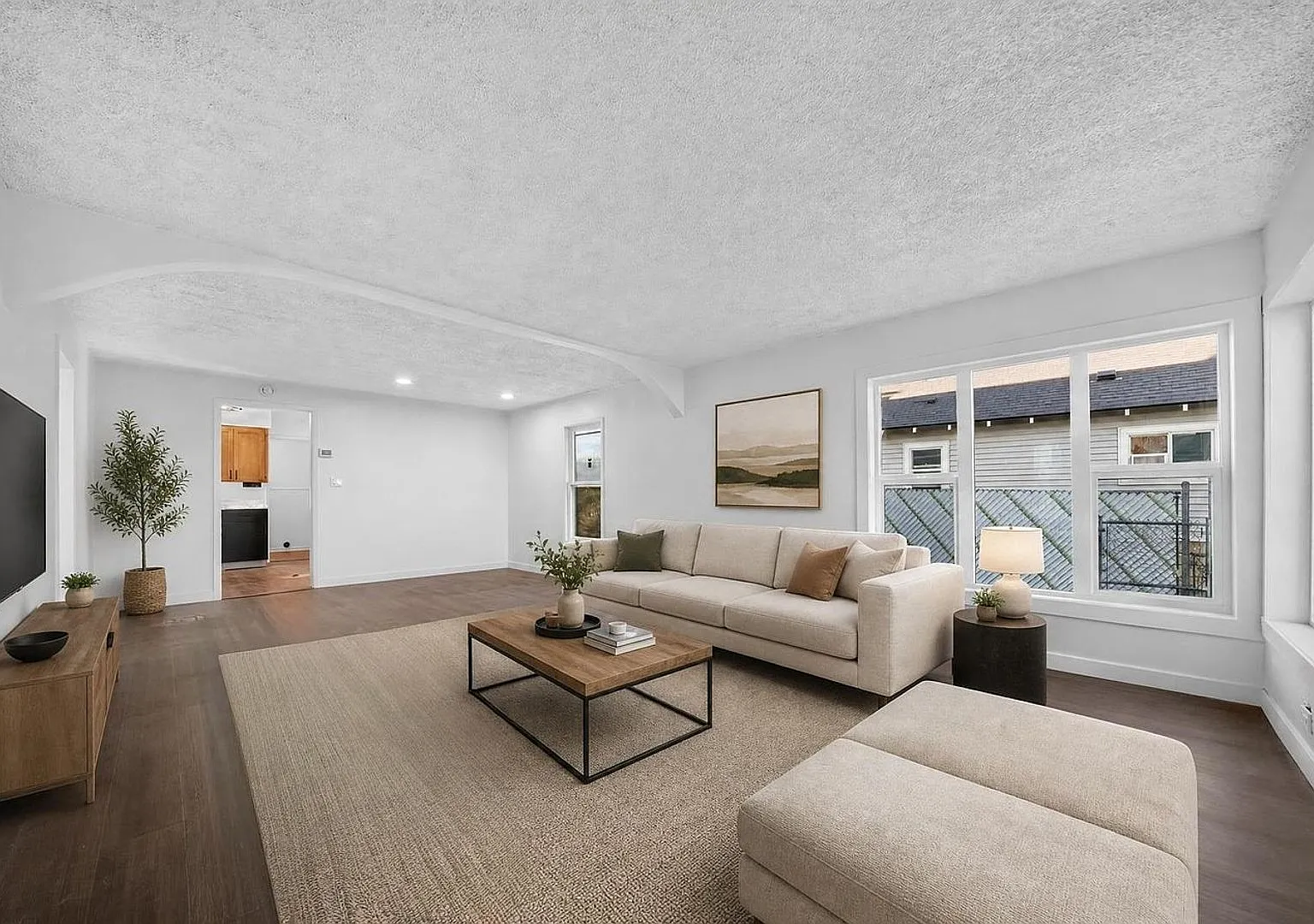 Newly Renovated 3 bedroom, 1.5 bathroom Single Family Home Available Now! — Photo 3