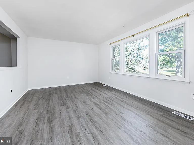 1445 Boxwood Dr — Photo 10