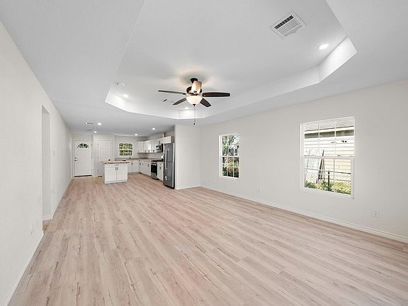 3rd image of 305 E Humble St