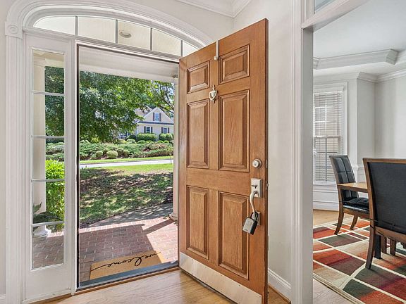 5th image of 117 Buckhurst Dr