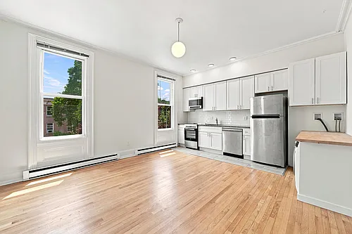 2107 Green St Photo 1
