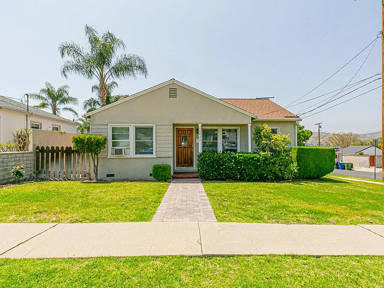10929 Whitegate Ave — Photo 1