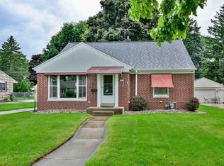 9536 W Lorraine Pl, Milwaukee, WI 53222
