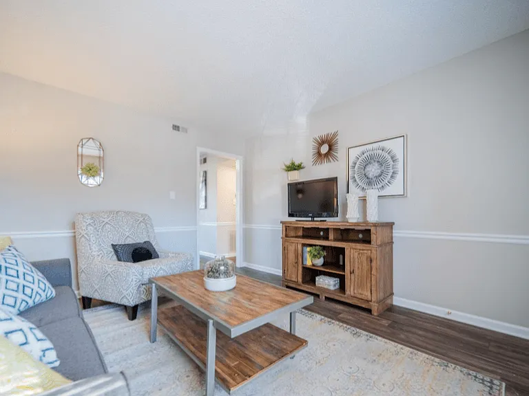 Willow Creek Apartments — Photo 2