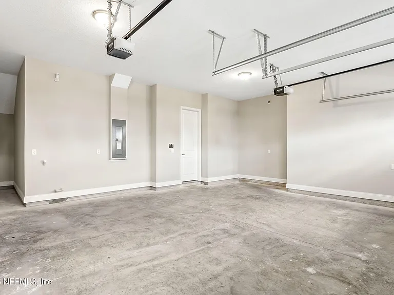 571 Marquesa Cir — Photo 18