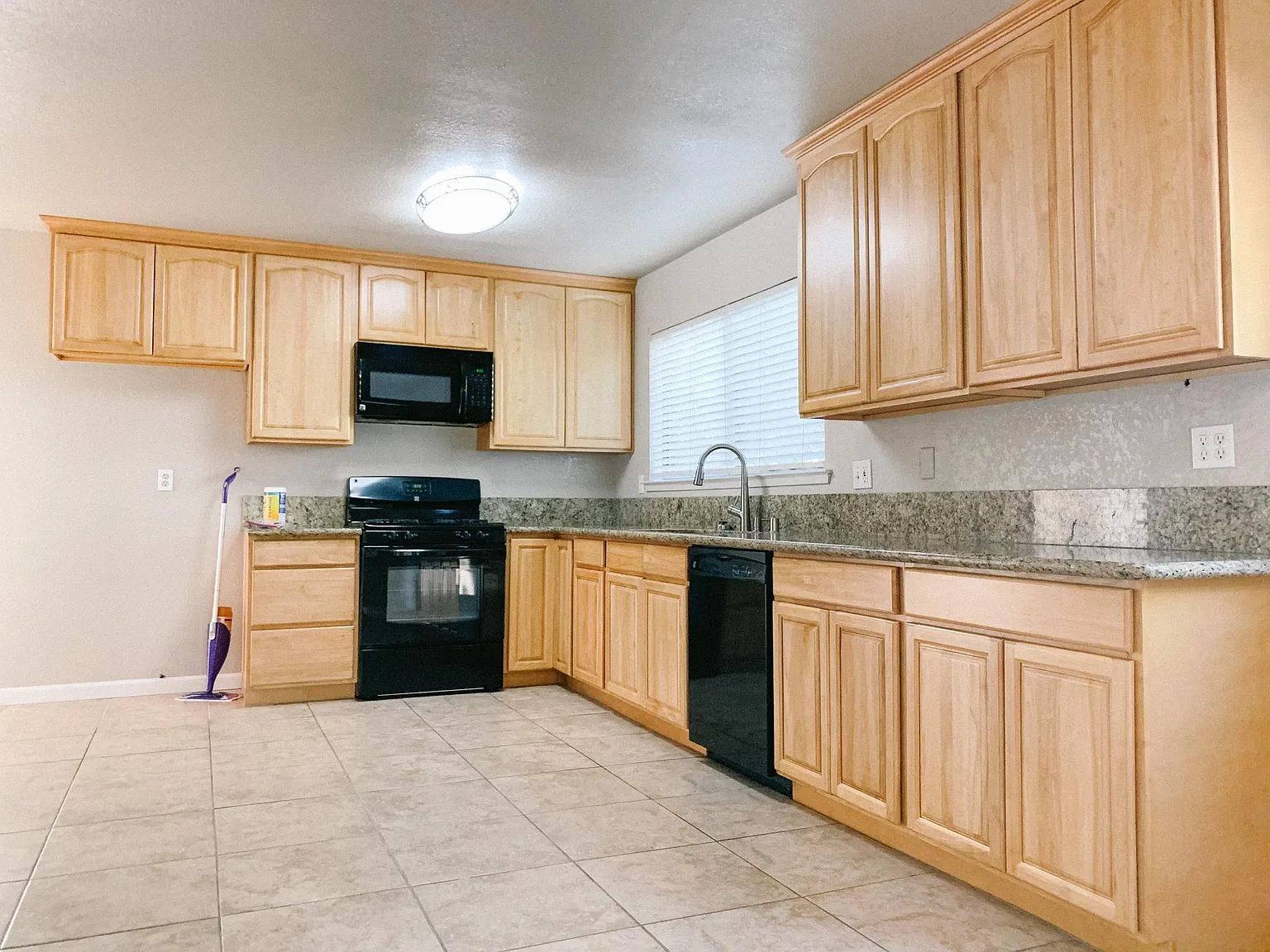 200 W El Dorado Dr — Photo 3