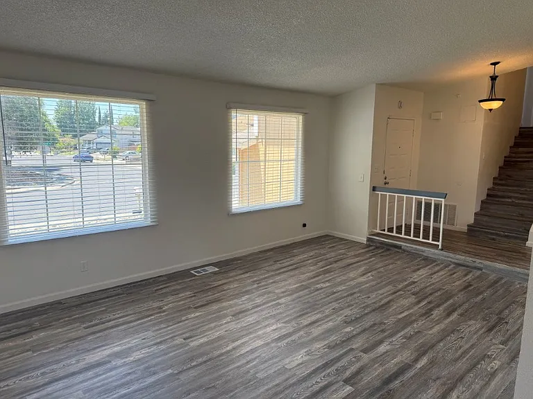 131 Glasgow Way — Photo 14