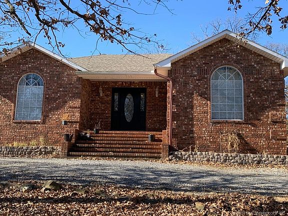 3rd image of 15 Crooked Oak Ln