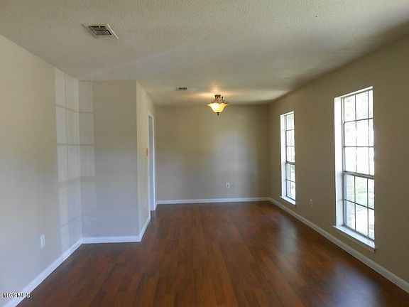 3rd image of 2224 Farmington Dr