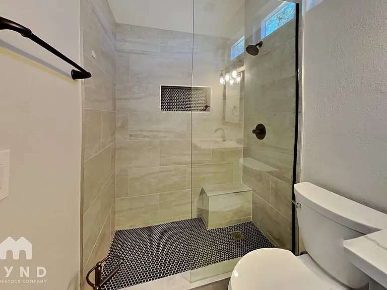 1421 W Maplewood St — Photo 17