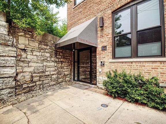 2nd image of 1760 W Wrightwood Ave APT 304