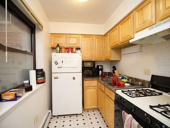 2nd image of 3160 N Cambridge Ave #702