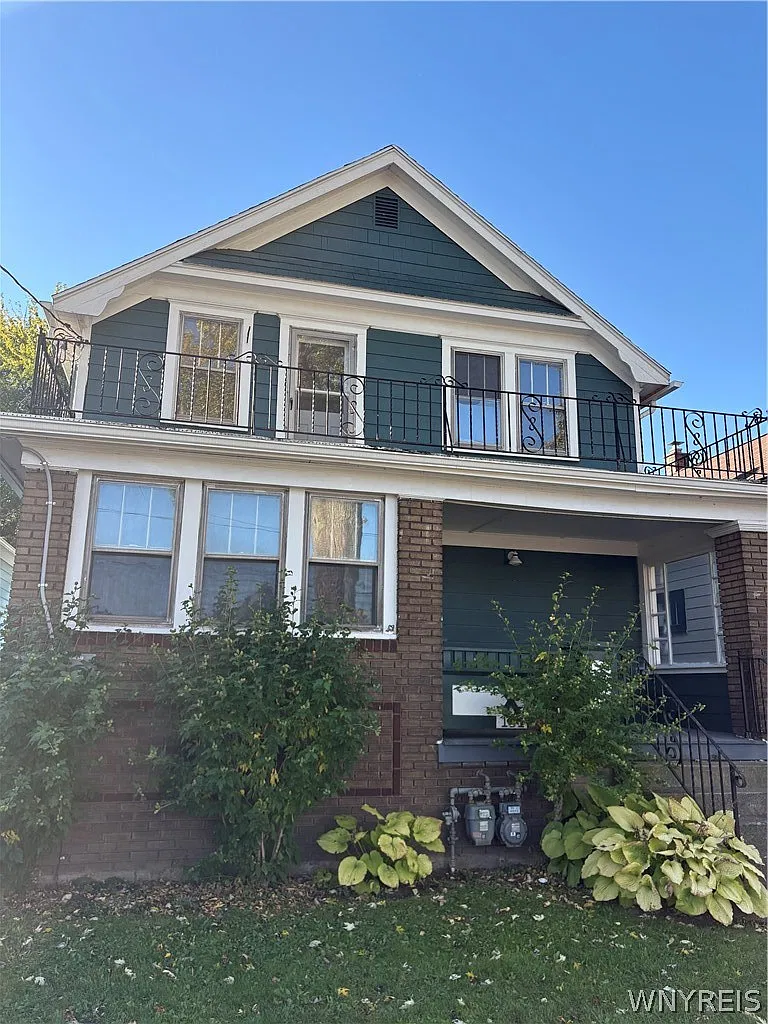 2 bed, 1.0 bath, 2016 sqft, $1,350 — Photo 1