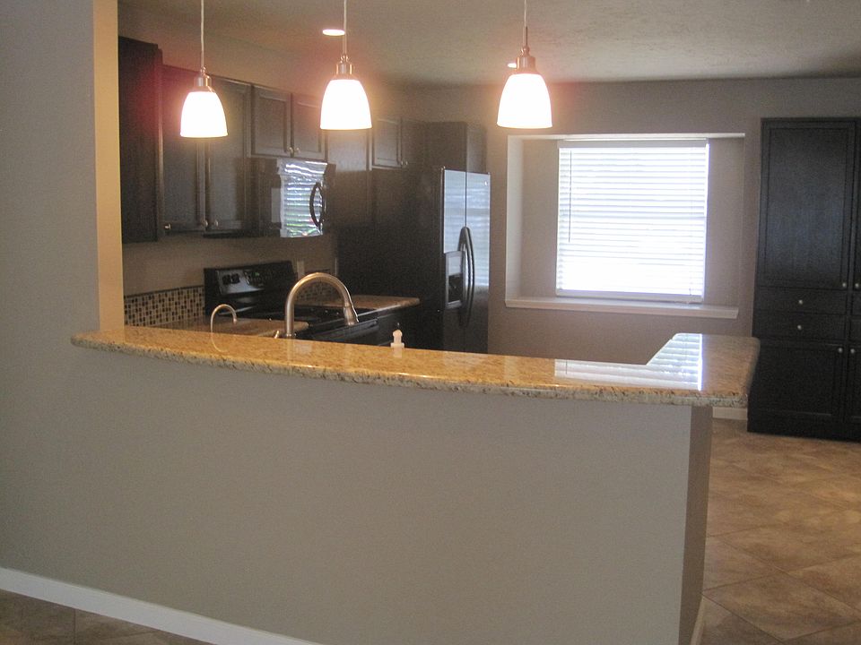 Kitchen with breakfast bar