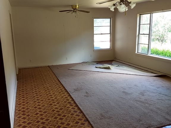 4th image of 1500 Crockett Dr