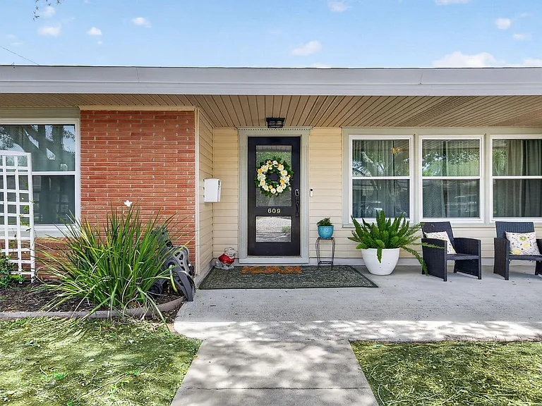 609 Peerman Pl — Photo 2