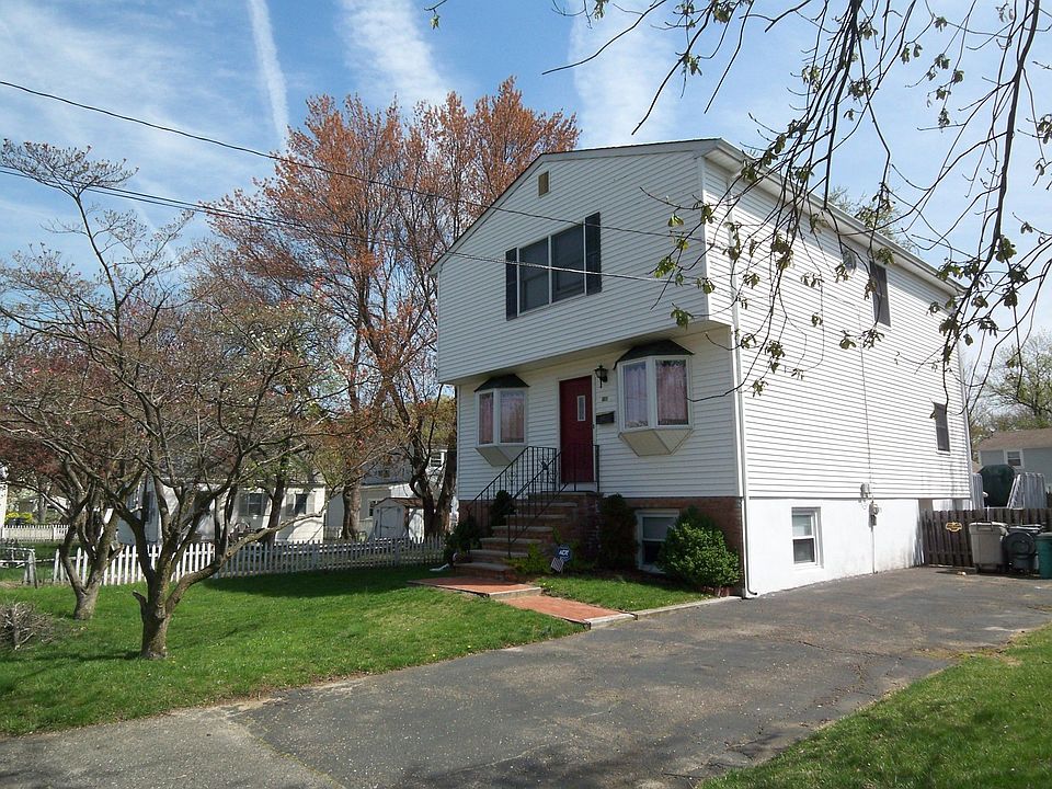 Roomy 4 Bedroom home - 2 full baths - Open floor plan