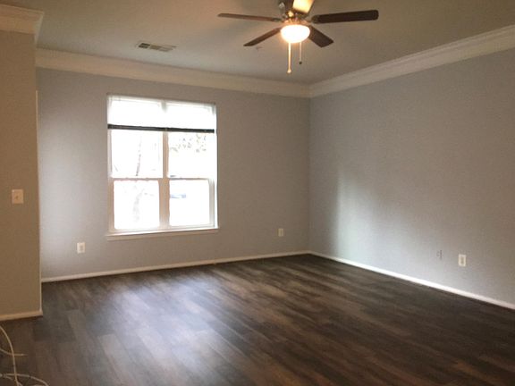 Living Room Pic#1 - no furniture