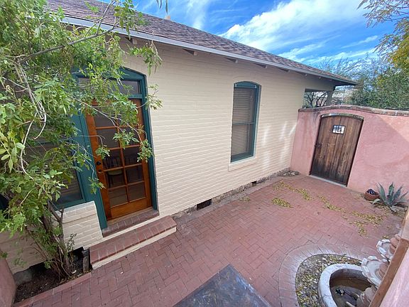 Private Side yard gated patio