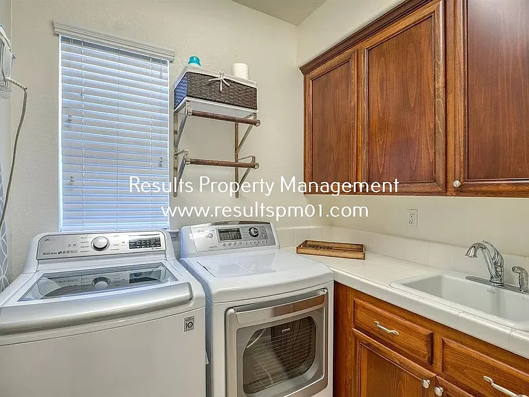 2425 Foxcroft Cir — Photo 27