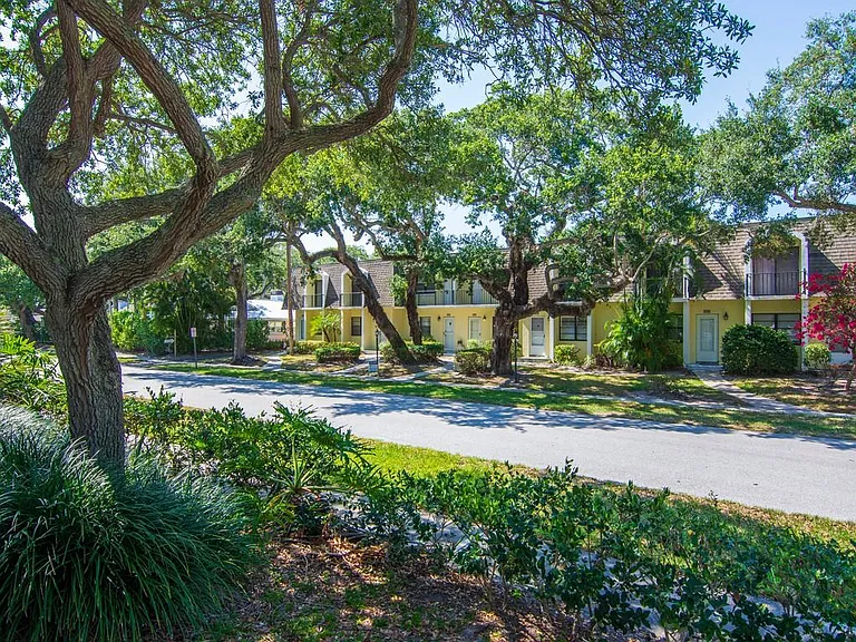 831 Camelia Ln #4 — Photo 37