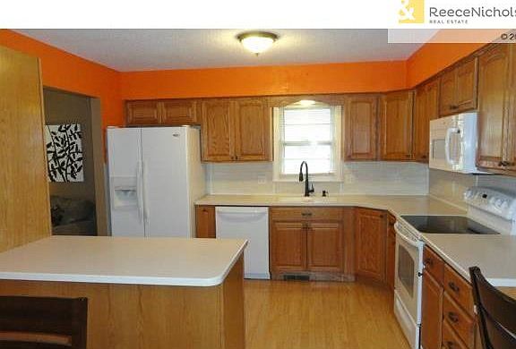 4th image of 1212 SW Essex Cir