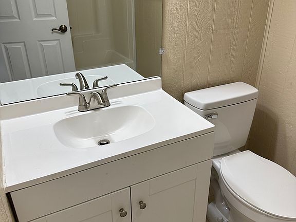FULL BATHROOM 1
