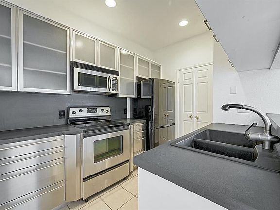 5th image of 3001 Cedar St APT 317
