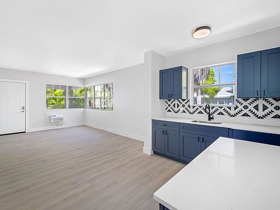 4th image of 326 8th Ave NE #187