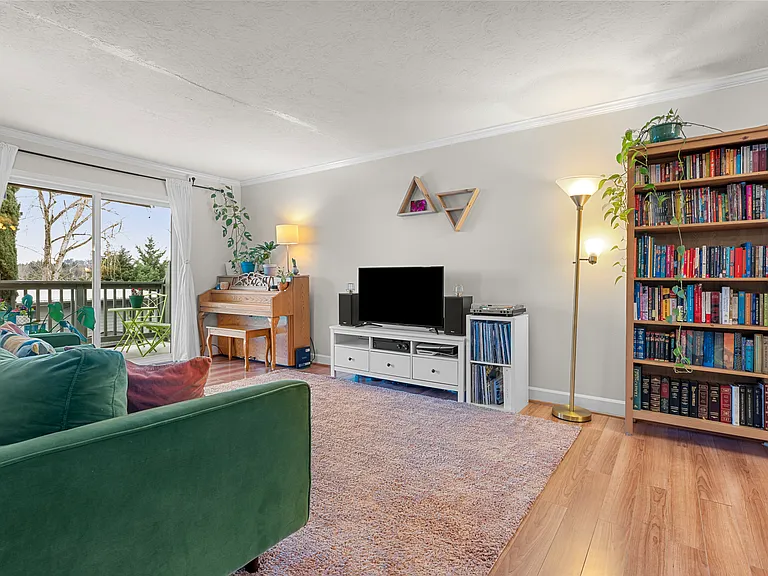1025 SW Bertha Blvd #3 — Photo 4