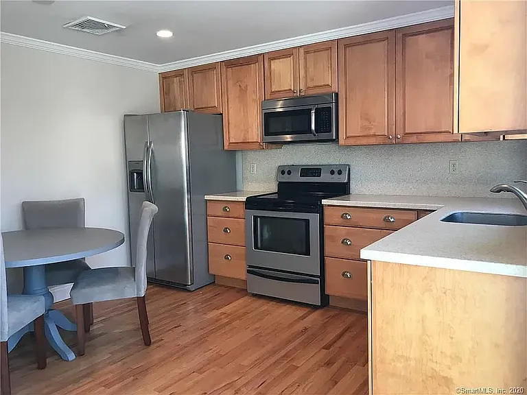 16 Ledge Ave #2 — Photo 2