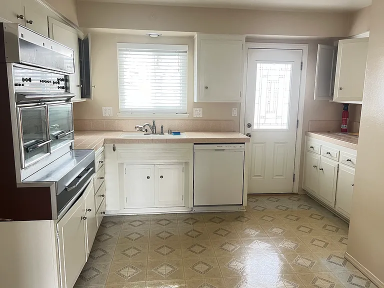 5305 Overland Dr — Photo 2