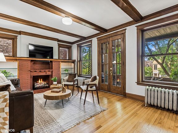 3rd image of 4335 N Kenmore Ave #202
