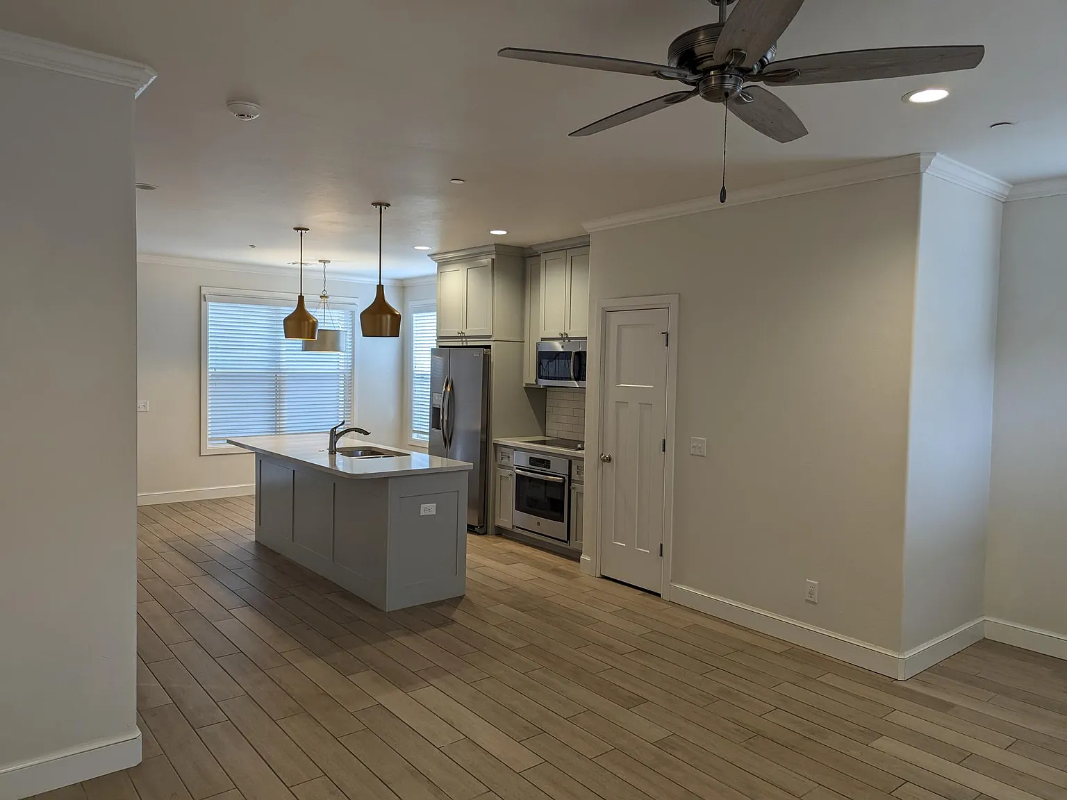 4 bed, 2.5 bath, 1800 sqft, $2,098 — Photo 3