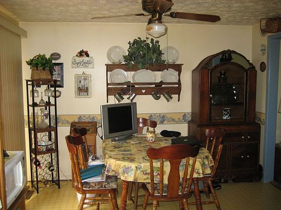 Kitchen (Eat-In Area)