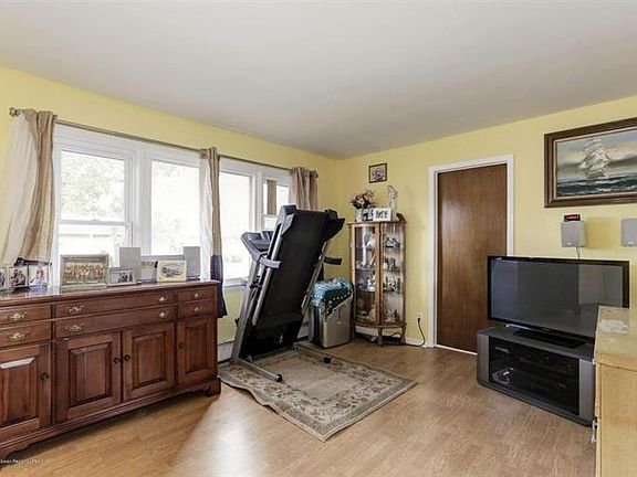 3rd image of 31 Cedar Brook Dr
