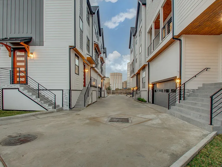 7016 Staffordshire Blvd #B — Photo 2